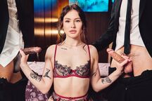 На десерт секс втроем и немного спермы