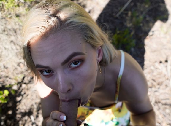 Проспорила 10 минетов на природе